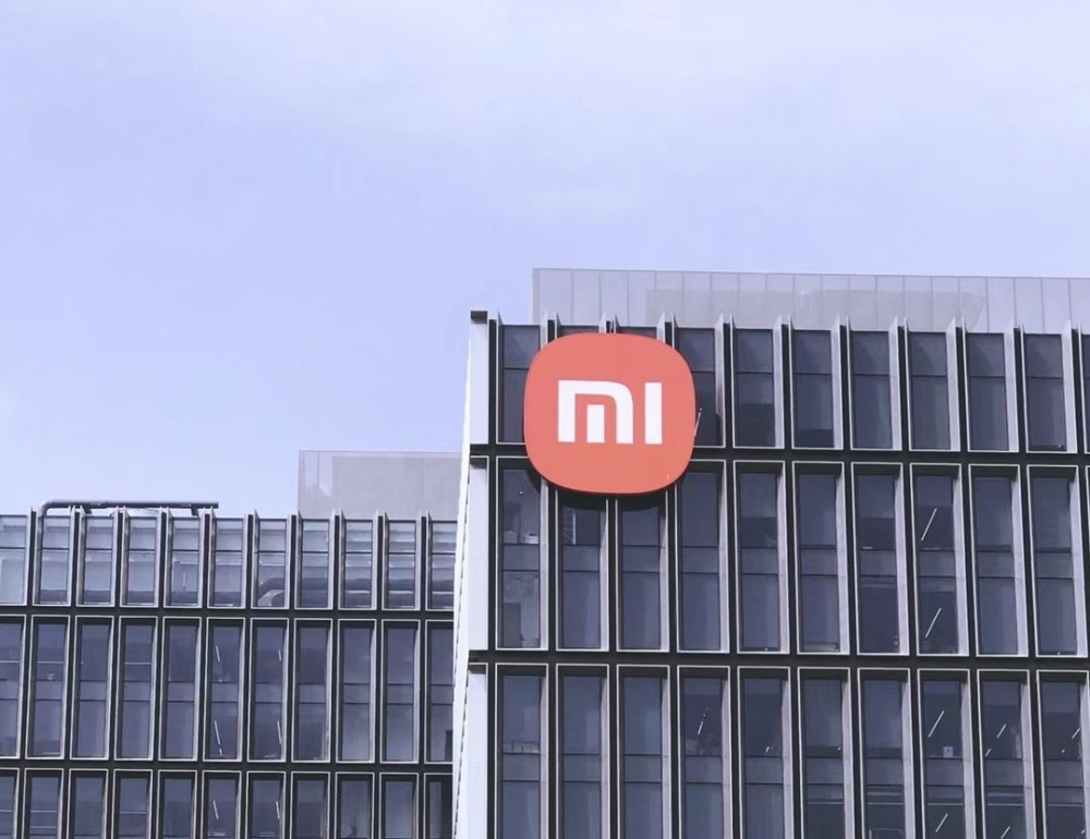 网友调侃小米新logo被骗雷军回应亮了