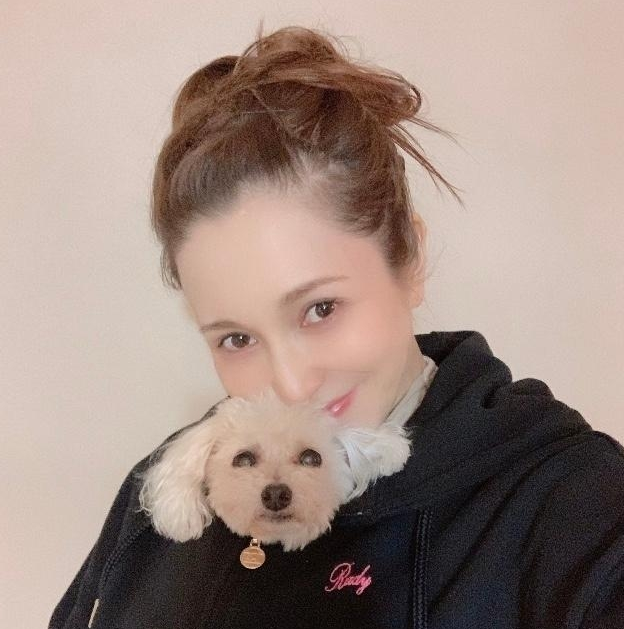 汪东城晒亲密照公开新恋情!紧搂女友腰身投入热吻,女友身材高挑