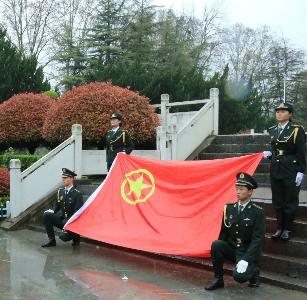 1我校團委組織學生代表一同前往淮海戰役陳官莊烈士紀念館開展主題