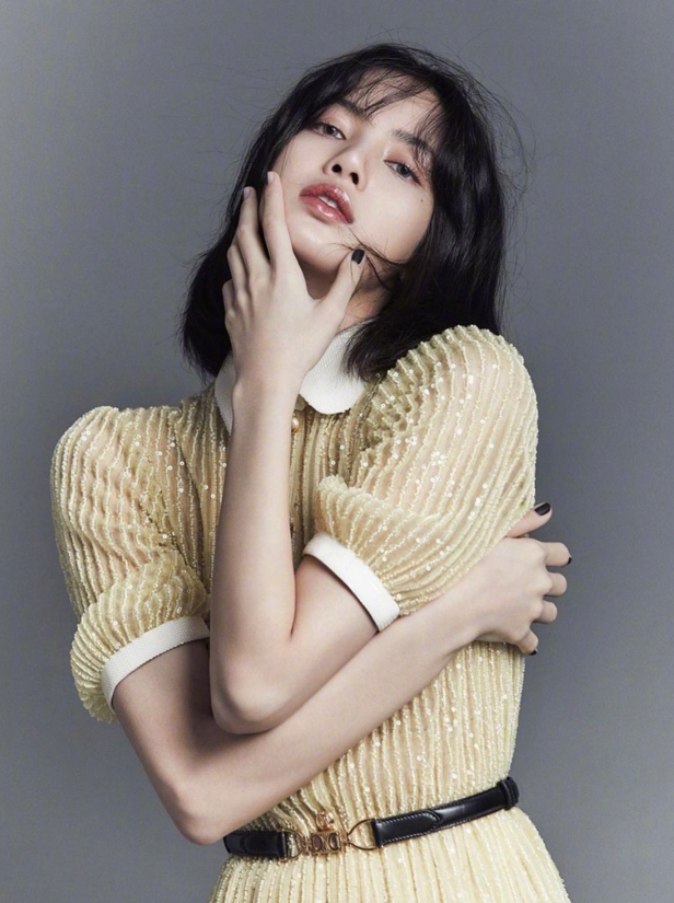 韩女团lisa写真，内衣外穿露白嫩肌肤，曾被经纪人骗走6百万_腾讯新闻