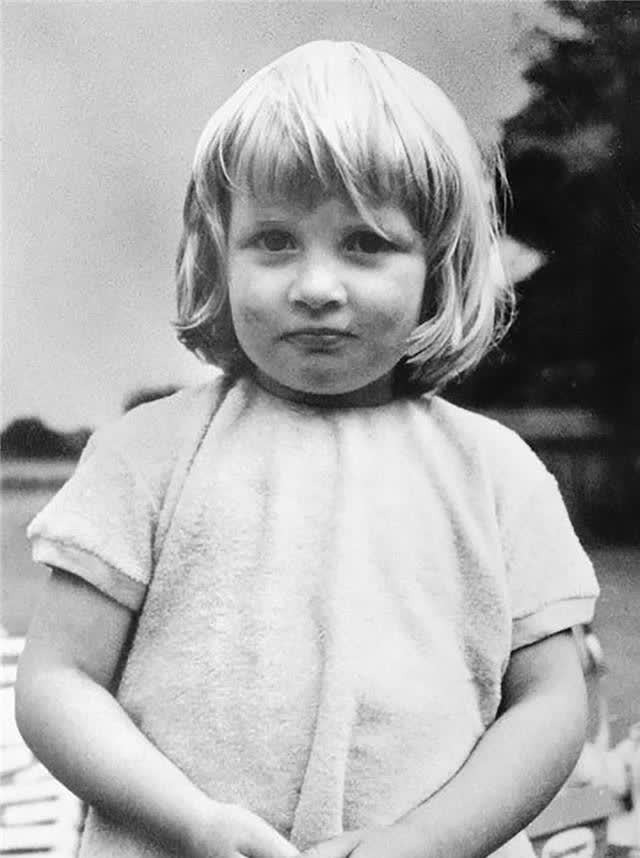 戴安娜生母为爱抛弃她继母三嫁伯爵高耸的蓬蓬头始终优雅体面