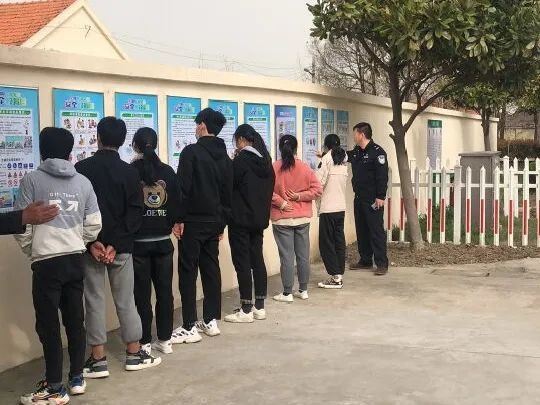 近日,草堰口派出所组织民辅警走进辖区中小学开展安全教育宣传进校园