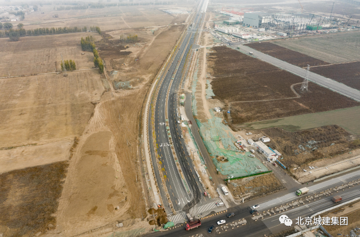 2020年11月  2021年3月"k1快速路和西侧干路是雄安新区的"迎宾大道"