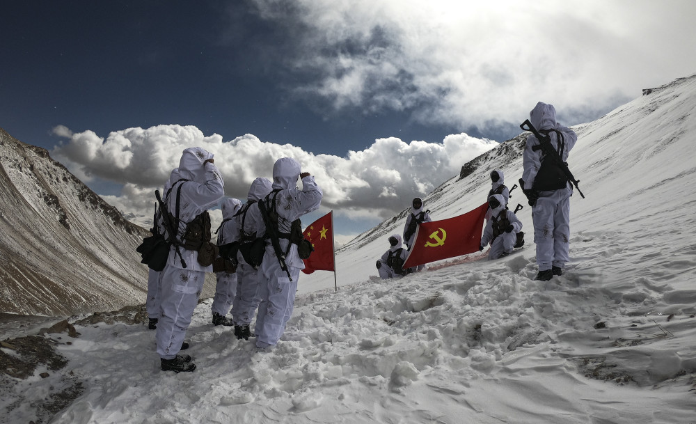 巡逻这是三月的祖国边关