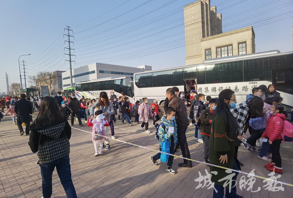 你怎么看长春东师慧仁学校早晨路况拥堵是否提前开校门家长看法不一