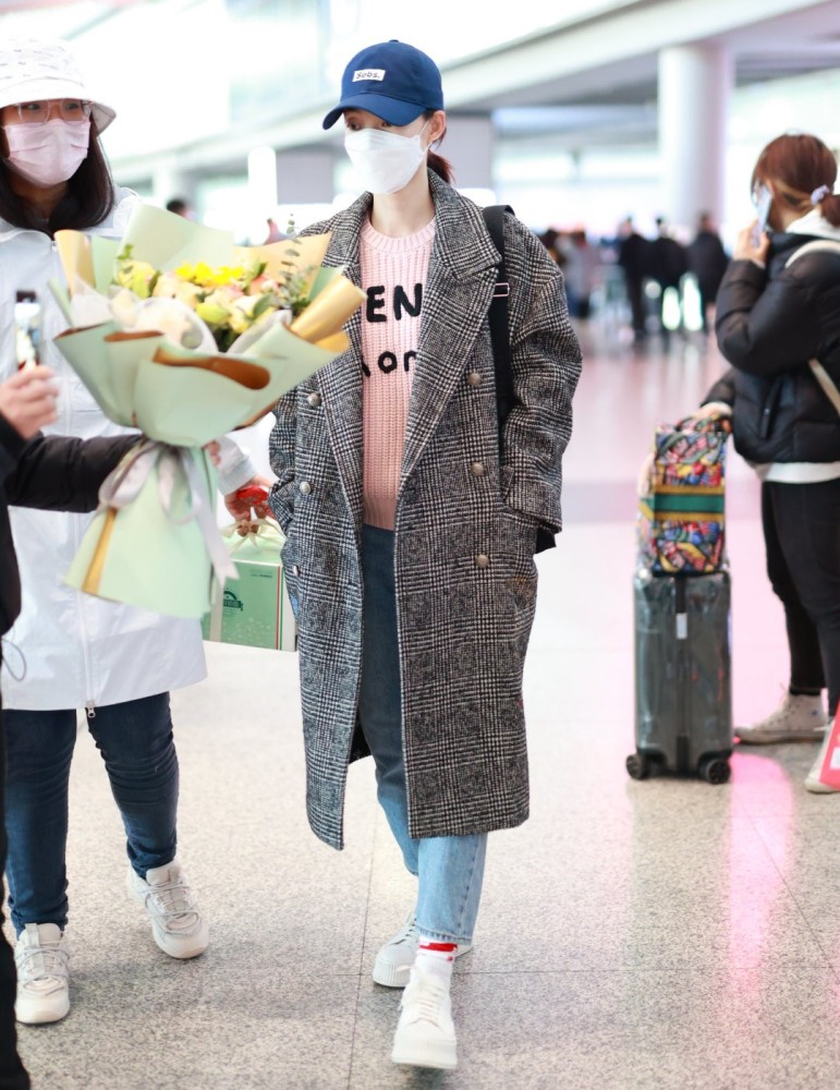 王丽坤机场穿搭好轻熟格纹大衣气质耐看穿对裤子很显瘦