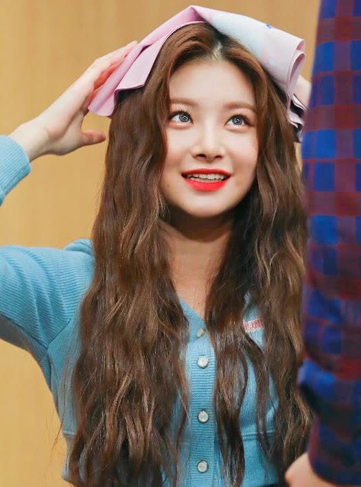 everglow成员王怡人一头顺直长发翩翩起舞大展收割回头率