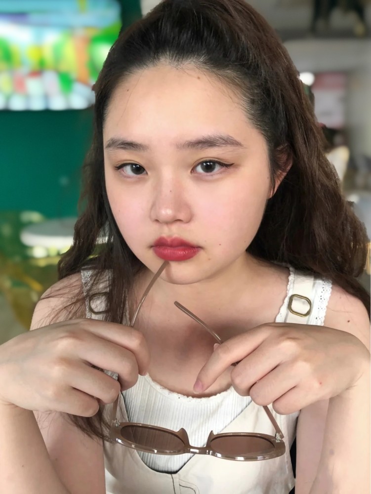 "脸大"的女生没有淑女范儿?其实是在发型上栽了4个跟头