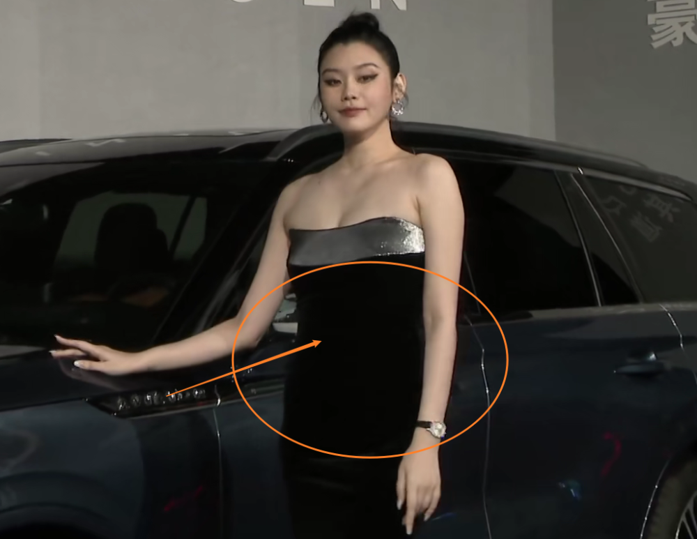 何穗奚梦瑶受邀走红毯,两人身材对比太强烈,从腰围看出差距所在