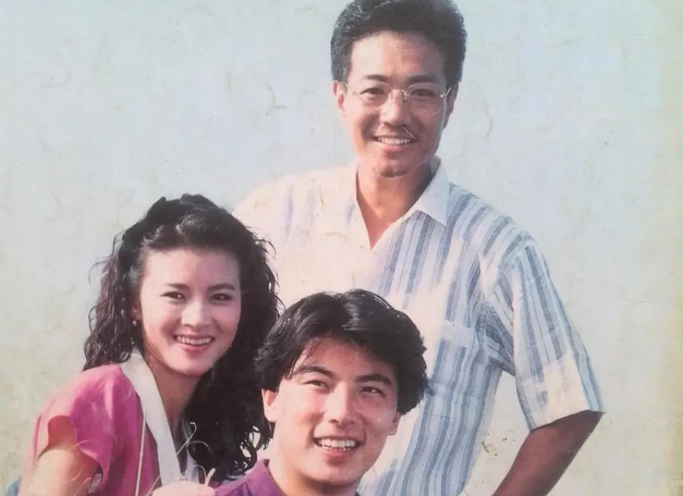 恭喜!63岁老戏骨鲁振顺宣布结婚,重遇41年前旧同学开启黄昏恋