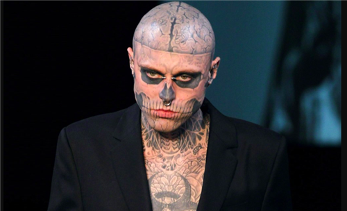 中国纹身第一人曾吓哭小孩遭父母断绝关系是艺术还是炒作