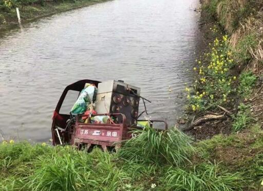 稱在s214省道洪湖市汊河鎮水晶村路段,有一名老大爺騎電動三輪車翻倒