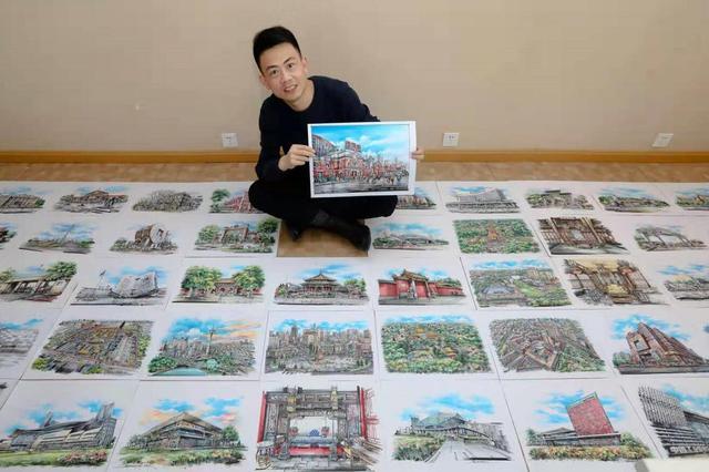 在沈阳东塔附近一处居民小区,一走进李虎的画室,迎面墙上挂着一幅手绘