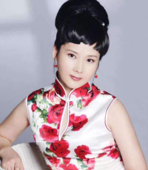 长相太漂亮无人敢追,父亲因她终身不娶,她的魅力真有这么大?