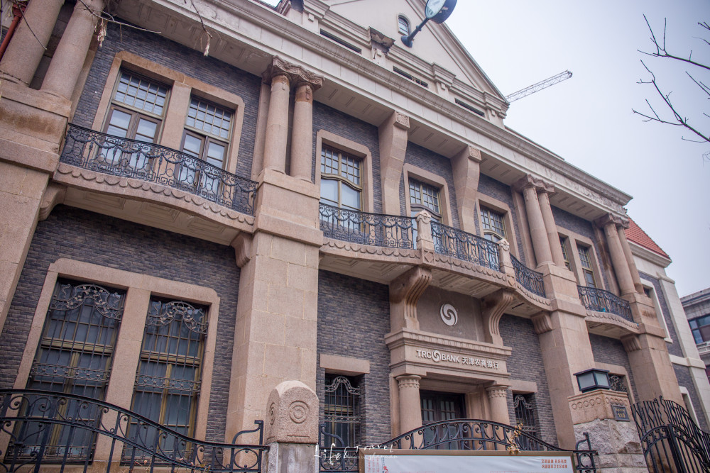 法国人称它为大法国路,英国人称它为维多利亚道,它又因贯穿了英租界和