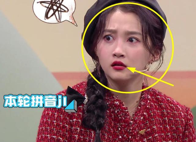 关晓彤舔嘴唇吃掉口红本以为妆容会变丑却美成颜值巅峰