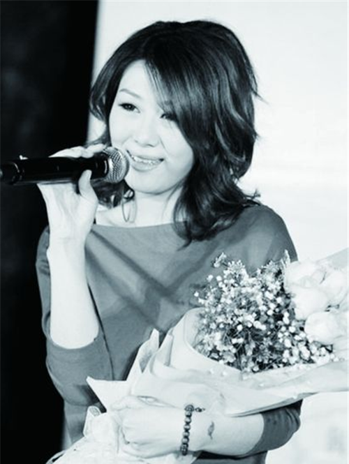 2012年女歌手邀快递员进门歇脚因一个笑容生命终止在29岁
