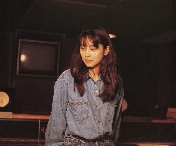 但她的成名歌曲却被写到了教科书里,她就是日本的女歌手坂井泉水