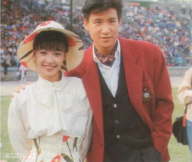 张学友是宝丽金的金童玉女,合唱过不少歌曲《夜半轻私语》,《爱和承诺