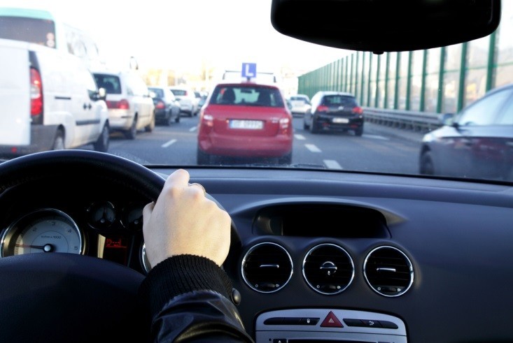 開車走高速,是白天出發好,還是晚上跑更好?這其中好壞你得知道