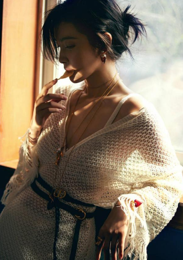 李冰冰杂志大片曝光,锁骨照尽显温柔,完全看不出来48岁