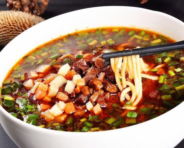 据不完全统计,宁夏面食有近40种,来宁夏吃面,一天一碗,吃一个多月都不