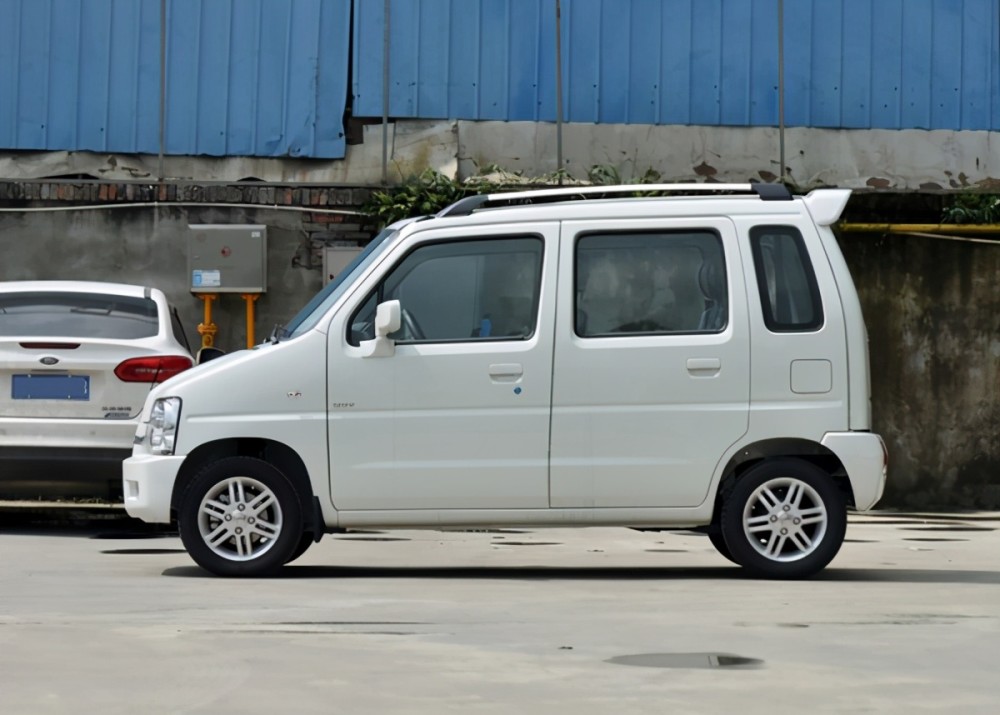 铃木微型"埃尔法"亮相,4万起油耗6升,空间比飞度宽裕