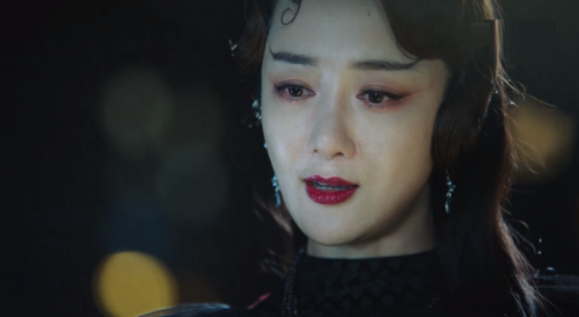 过,导演便安排复活后的白英由另外一名演员李依晓饰演回顾之前的画面