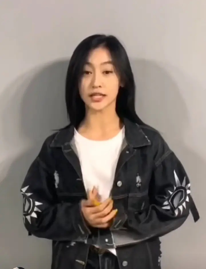 今年4月份,还有自称中戏表演系的人晒出曾新杨的专