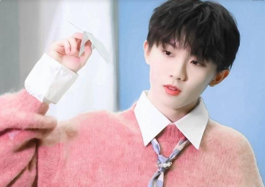 中戏表演第一的女生叫曾新杨,证件照p成了蛇精脸