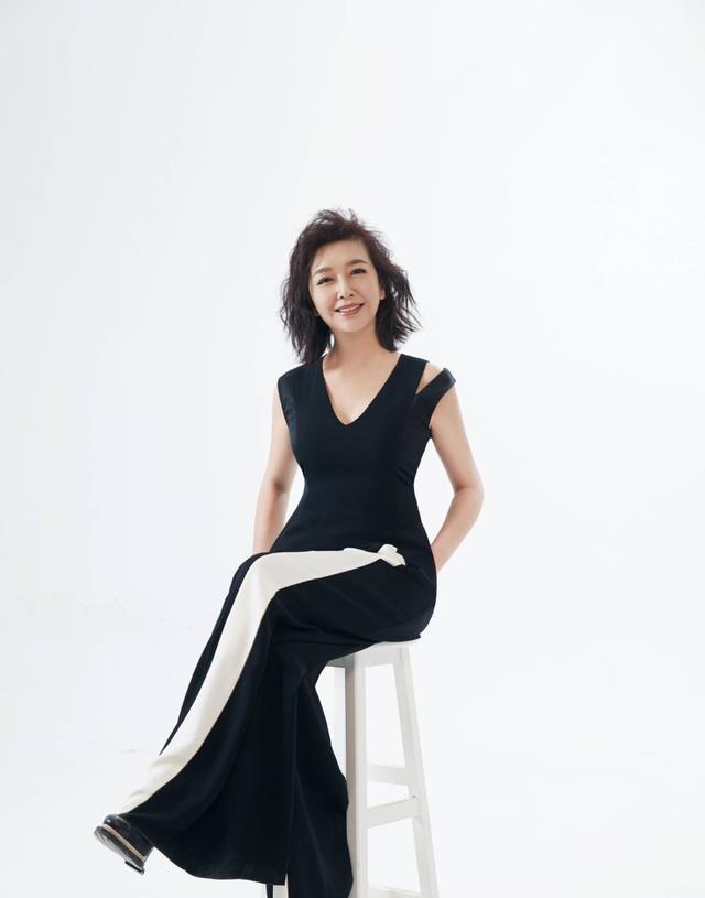 53岁的江珊保养得真好休闲装配麻花辫年轻减龄脸上都不见皱纹