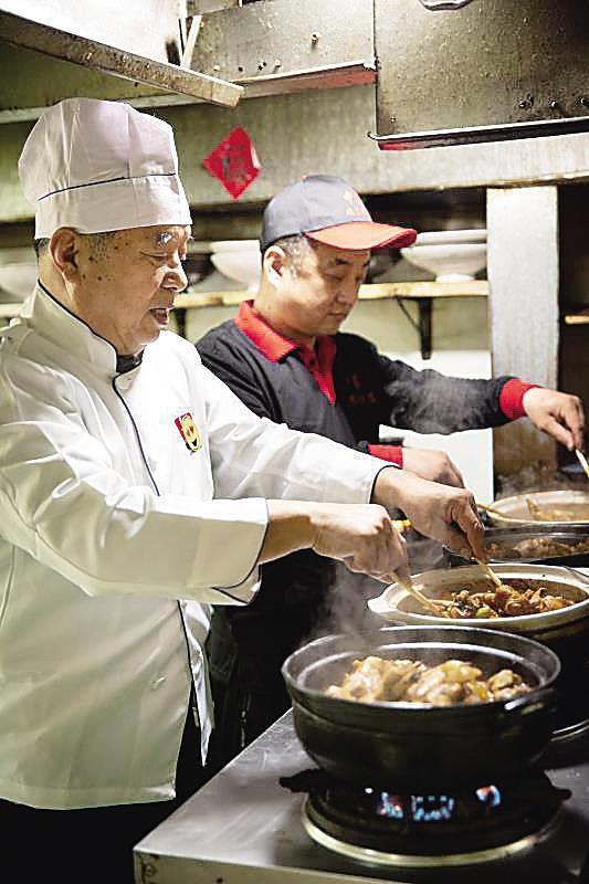 申家鸡煲:干锅煲出的百年美味