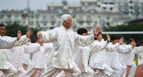 90年代红极一时的气功大师严新:被当众