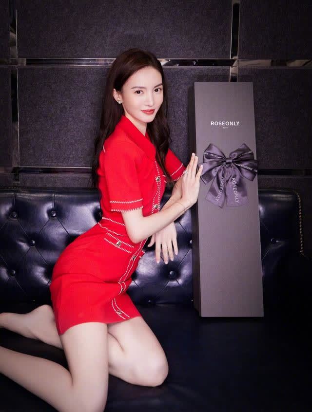 金晨光脚在沙发上凹造型身体扭成s型连脚趾头都是亮点