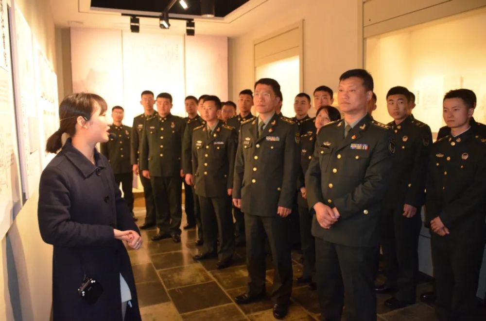 纪念馆正厅,左右分别张挂着李立三同志简历和南昌起义的浮雕,面向大厅