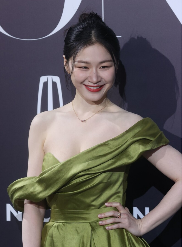 29岁金靖太有料穿斜肩礼服秀事业线奶白肌迷倒众人