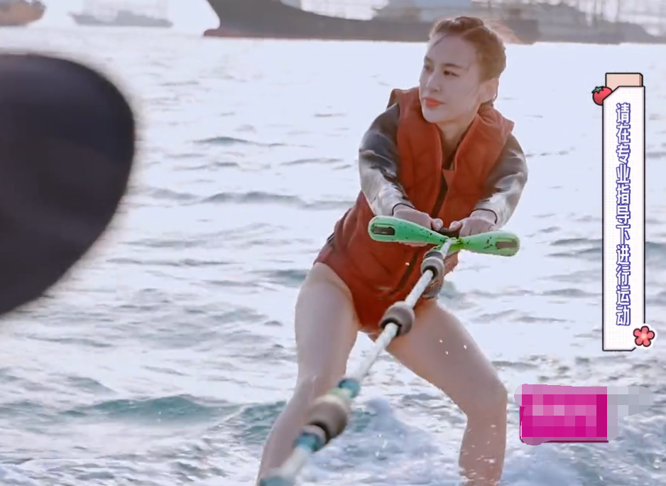 黄圣依穿泳衣冲浪大秀身材一双腿白到发光被海水卸妆后杨子懵了