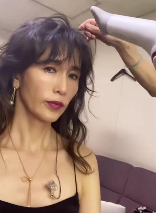 50岁工藤静香穿吊带衫晒锁骨气场冷艳笑容消失为次女惹争议事件发怒