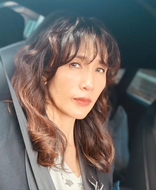 50岁工藤静香穿吊带衫晒锁骨气场冷艳笑容消失为次女惹争议事件发怒