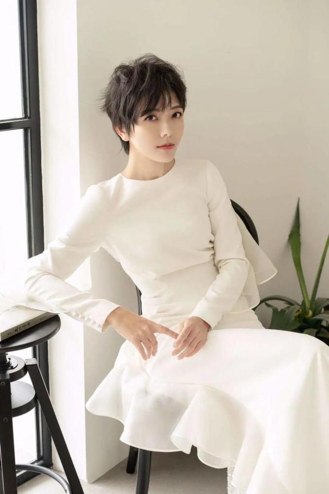 汪涵老婆杨乐乐消失7年近照曝光,长发换成短发,引领宝妈时尚