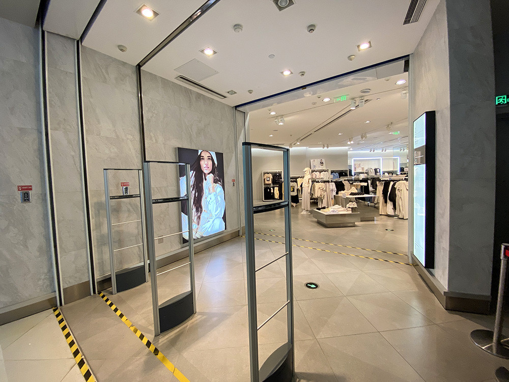 图集风波中的hm各地门店现场冷清顾客寥寥