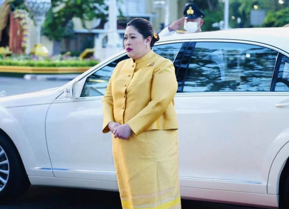 泰国200斤公主三截腰辣眼!金裙裹身胖成球,清纯脸比泰王嫡女漂亮