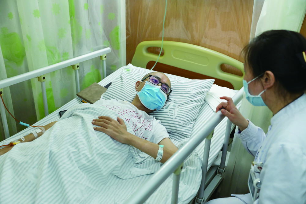 双面人生救助白血病患者的年轻医生得了白血病