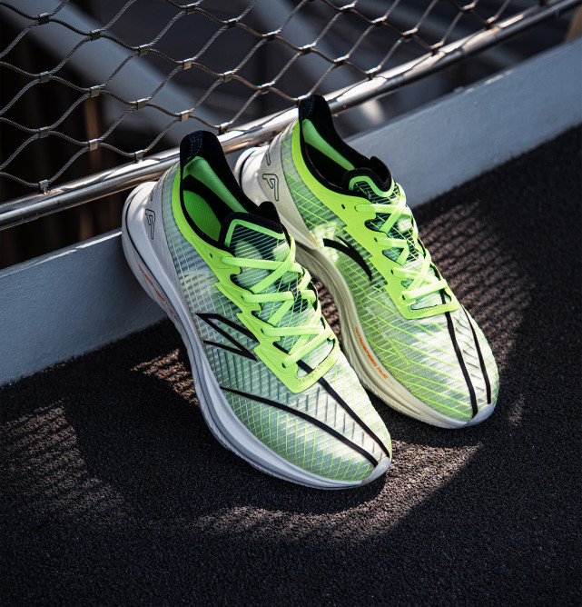回头率十足的国产高颜值跑鞋黑科技中底一分为二提供更强的脚感
