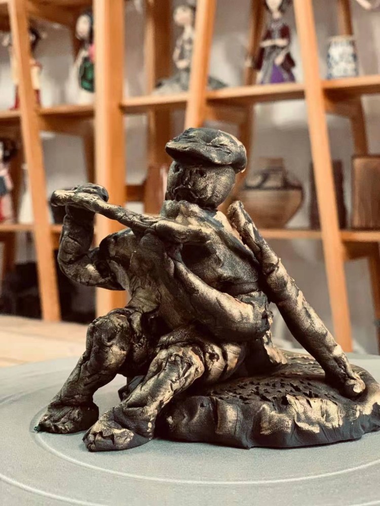 小学生制作红军战士泥塑用作品向革命先辈致敬