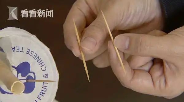 女子喝茶百道奶茶竟喝出3根牙签疑为骑手报复店家态度让人愤怒