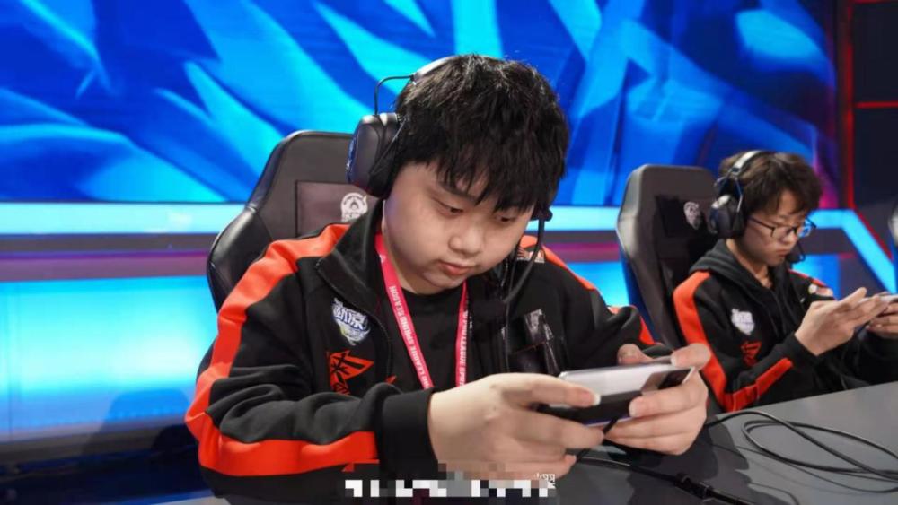 rw侠小夜不配打职业!赛场上放弃抵抗令人愤怒,连解说都懵了!