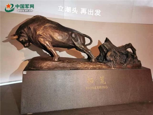 "深圳改革开放史"陈列展中的拓荒牛雕塑.中国军网记者于雅倩 摄
