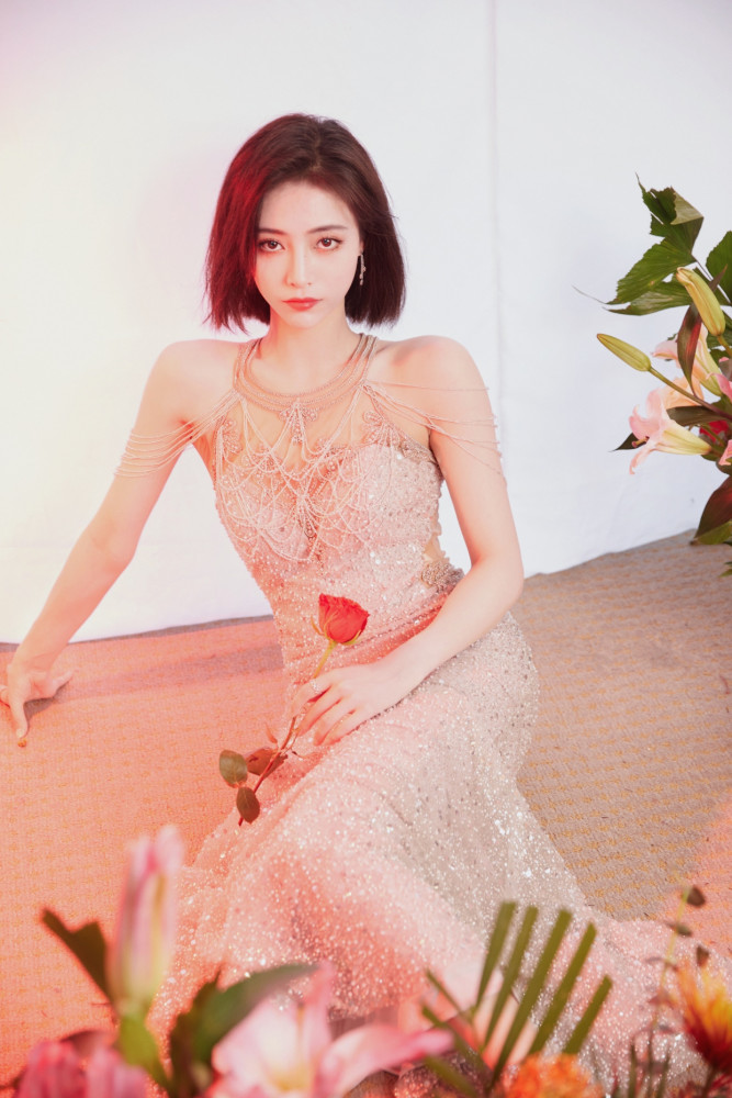 许佳琪的身材比例好优越穿上淡粉色亮片连衣裙很吸睛耀眼夺目