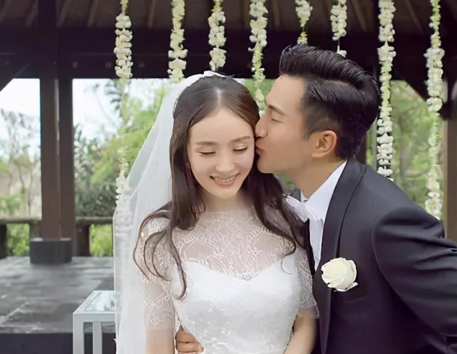 回顾杨幂和刘恺威的婚礼现场虽朴素但杨幂那天连眼睛都在笑